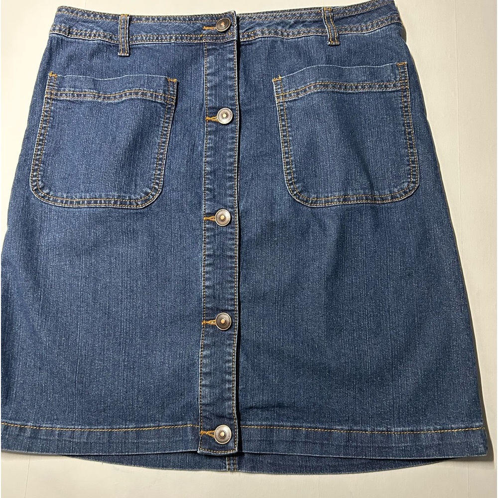 Baccini women’s size 6 denim skirt with button up front with the front pockets